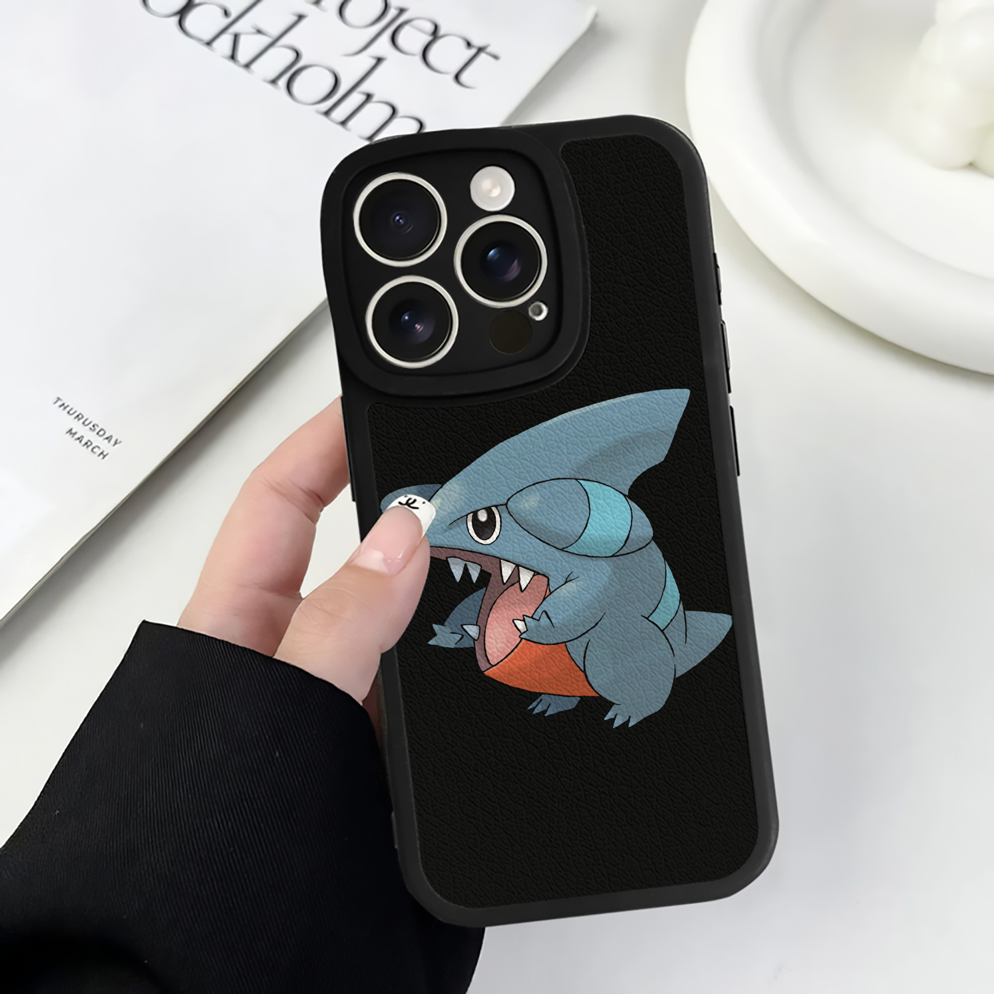 （画像用） ポケットモンスター Pokémon 【iPhone 16シリーズ対応】シリコンスマホケース（レザー調） 材質：シリコン